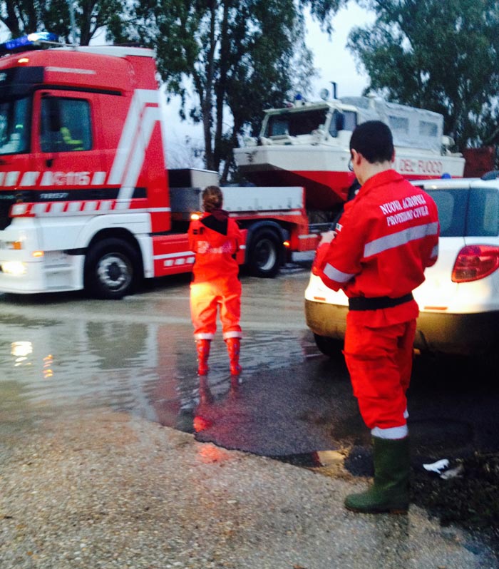 Intervento volontari e vigili del fuoco dopo alluvione