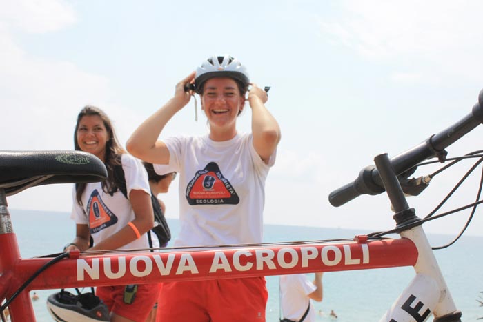 Controllo spiaggia in bicicletta - Nuova Acropoli Sicilia