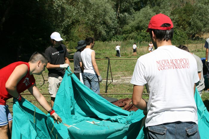 Volontariato: Montaggio tende da campo - Nuova Acropoli L'Aquila
